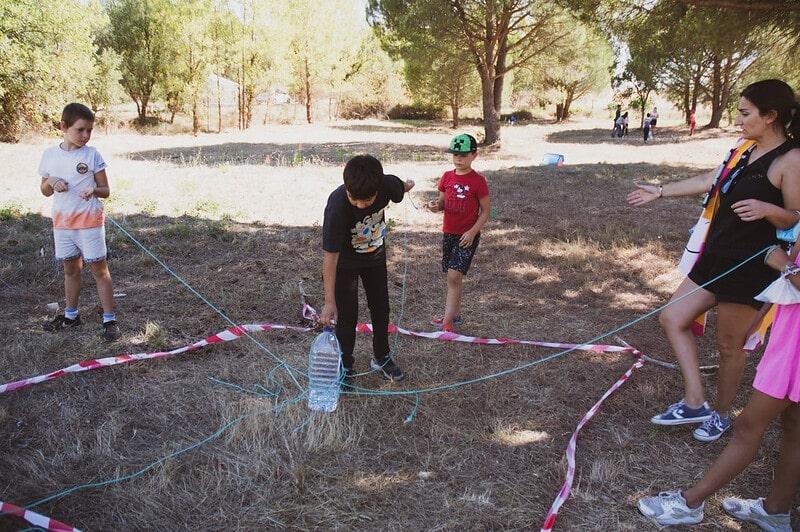 Crianças brincam no campo de férias não residencial