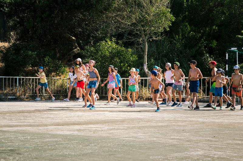 participantes em atividades num dia com muito calor no campo de férias Sintra