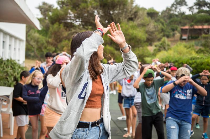 atividade criativa feita pela monitora com os participantes no campo de férias Sintra