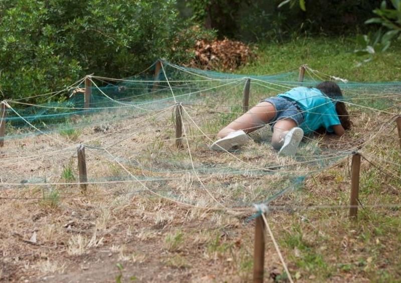 Jovem a fazer atividade de orientação no campo de férias em Sintra