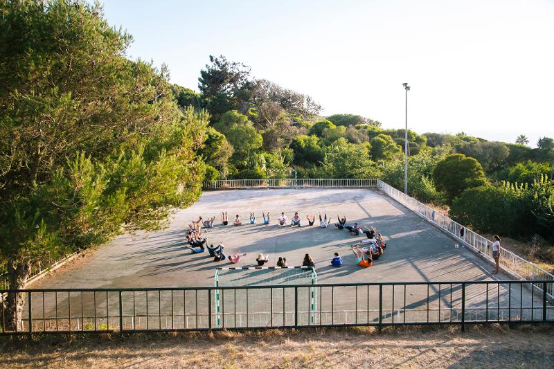participantes sentados no chão em roda no campo de férias Sintra