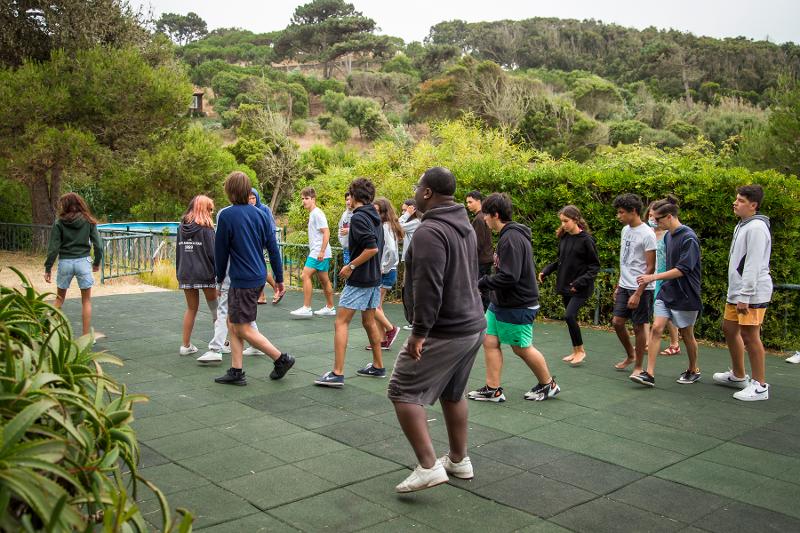 participantes mais velhos em atividade no exterior do campo de férias Sintra