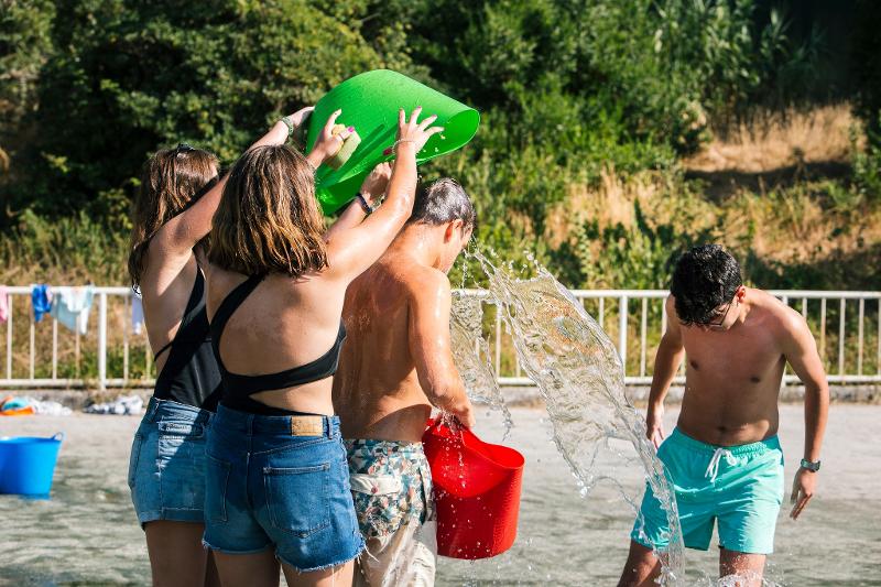 participantes em atividade com água no campo de férias em Lisboa