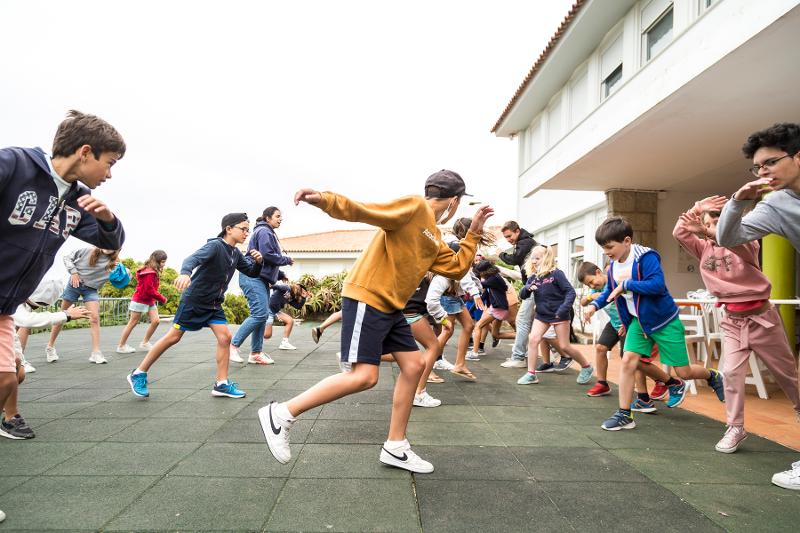 crianças a dançar na atividade de dança no campo de férias Sintra