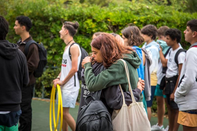 duas meninas a abraçarem-se no campo de férias Madeira