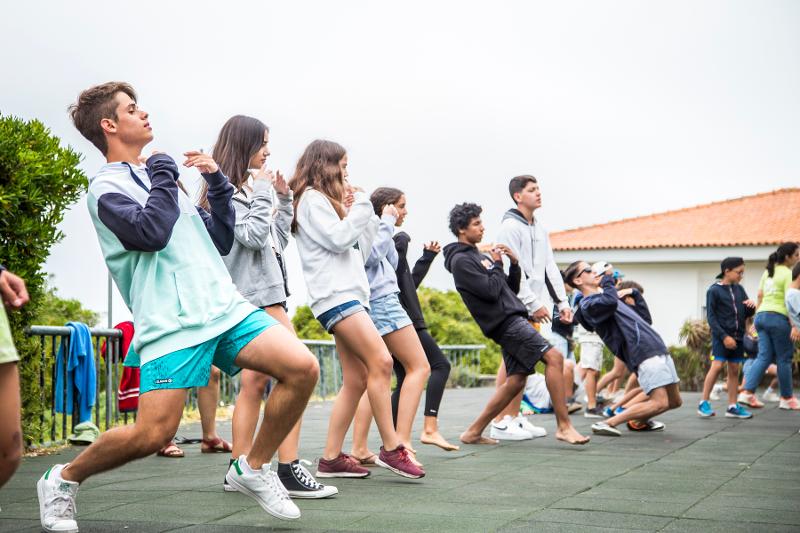 grupo de jovens a dançar no campo de férias Sintra