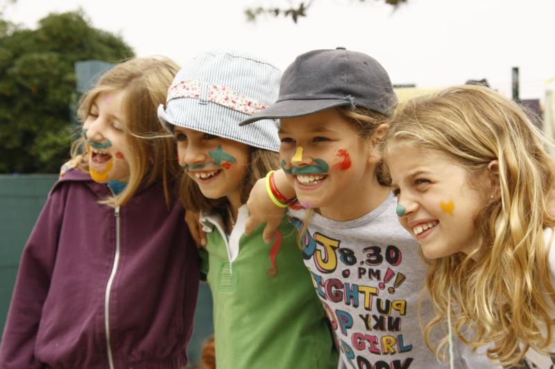 Quatro meninas sorridentes de cara pintada no campo de férias em Sintra