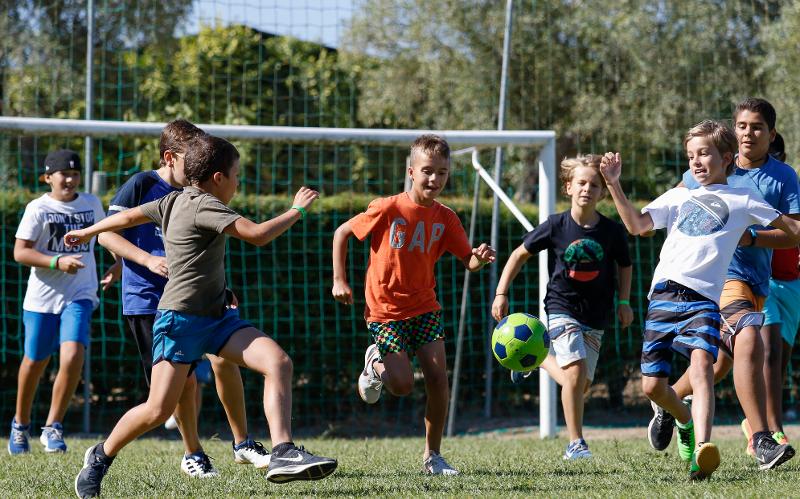 rapazes a jogar futebol no campo de férias Futebol perto de Lisboa