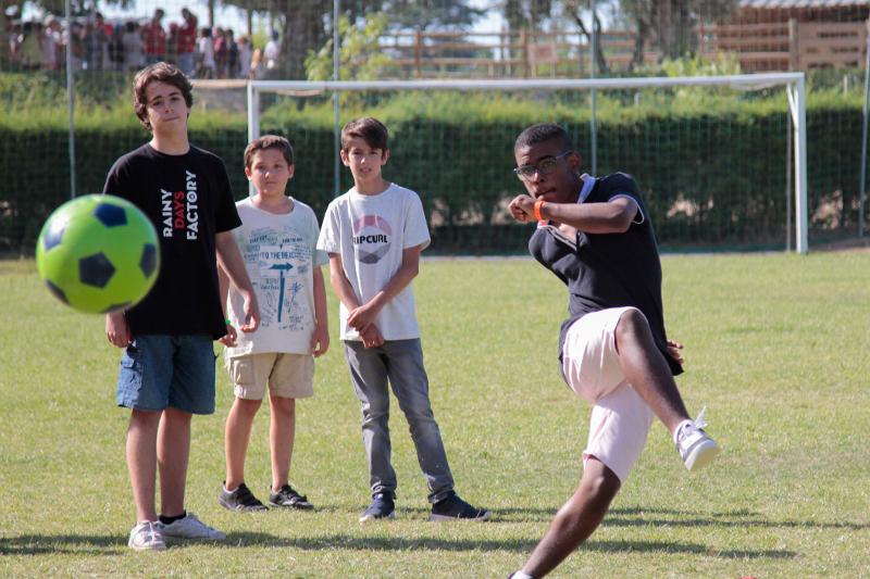 participante a chutar a bola no campo de férias futebol perto de Lisboa