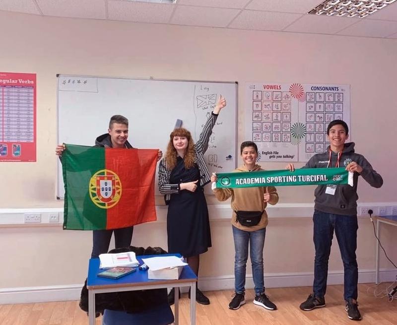 3 rapazes e uma professora na aula de inglês no curso de inglês verão 