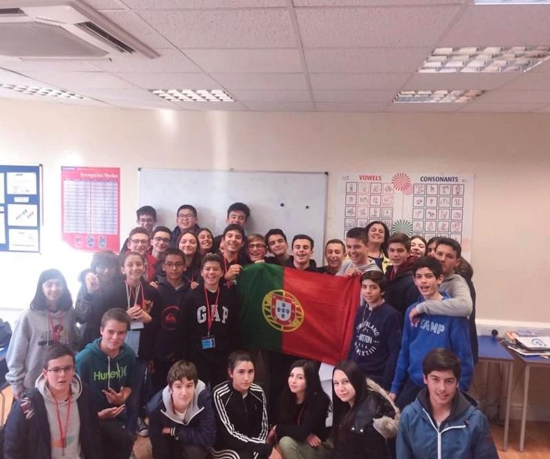 Grupo de crianças na sala de aula do campo de férias em Inglaterra