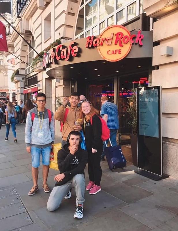participantes em visita cultural ao hard rock café no campo de férias Inglaterra