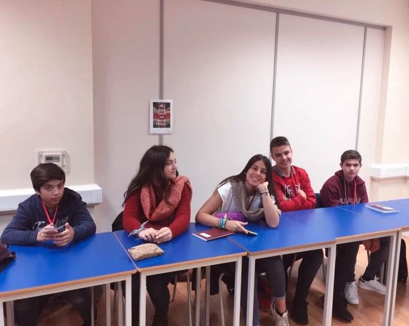participantes na sala de aula no curso de inglês verão