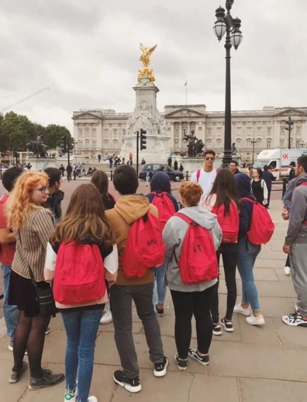 participantes a verem a mudança de guardas no curso de inglês verão