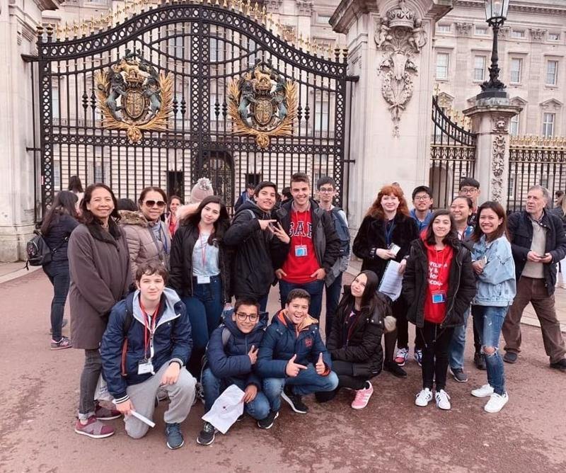 fotografia de grupo em visita cultural no campo de férias páscoa