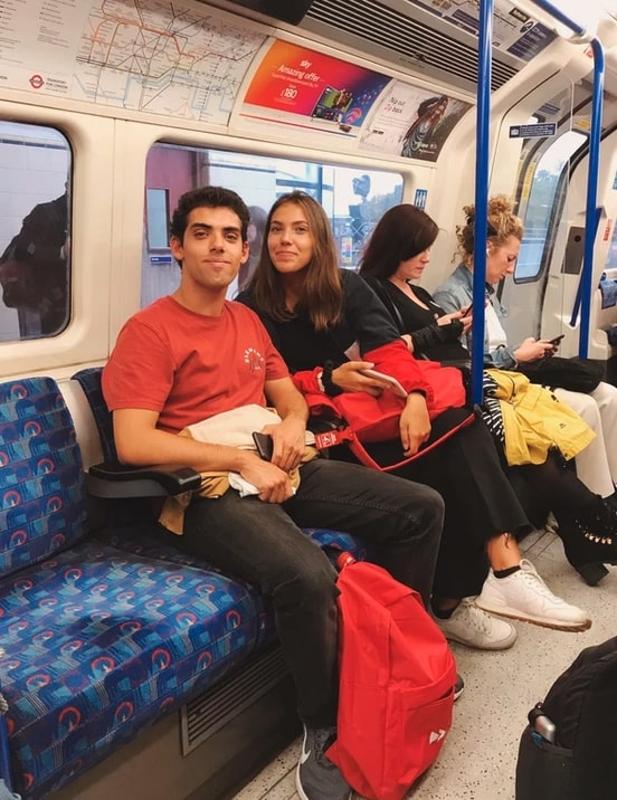 participantes durante viagem de metro no curso de línguas
