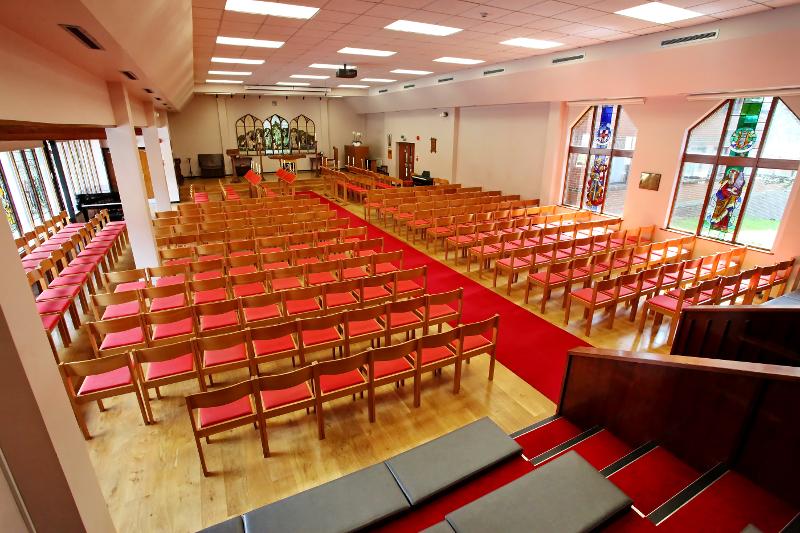 sala de aula sem mesas do curso de ingles cambridge