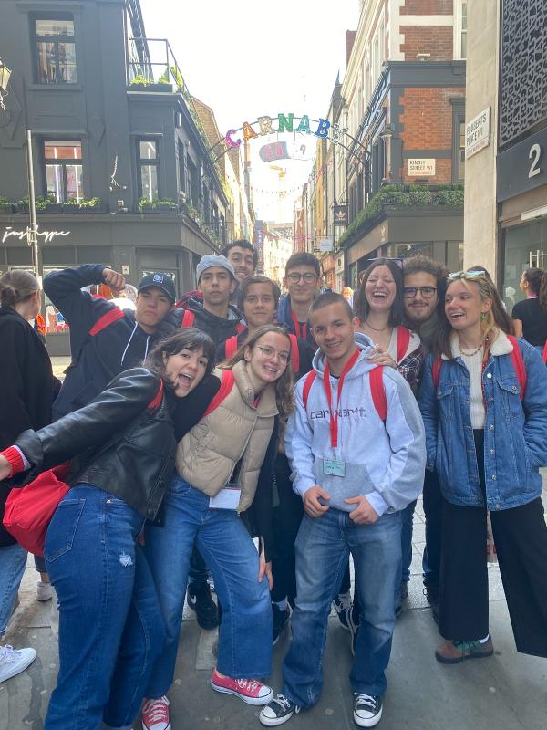 fotografia de grupo de participantes no Carnaby no curso de linguas