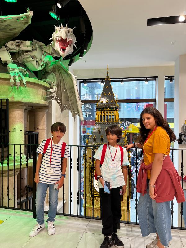 2 meninos e 1 menina no museu no curso de línguas