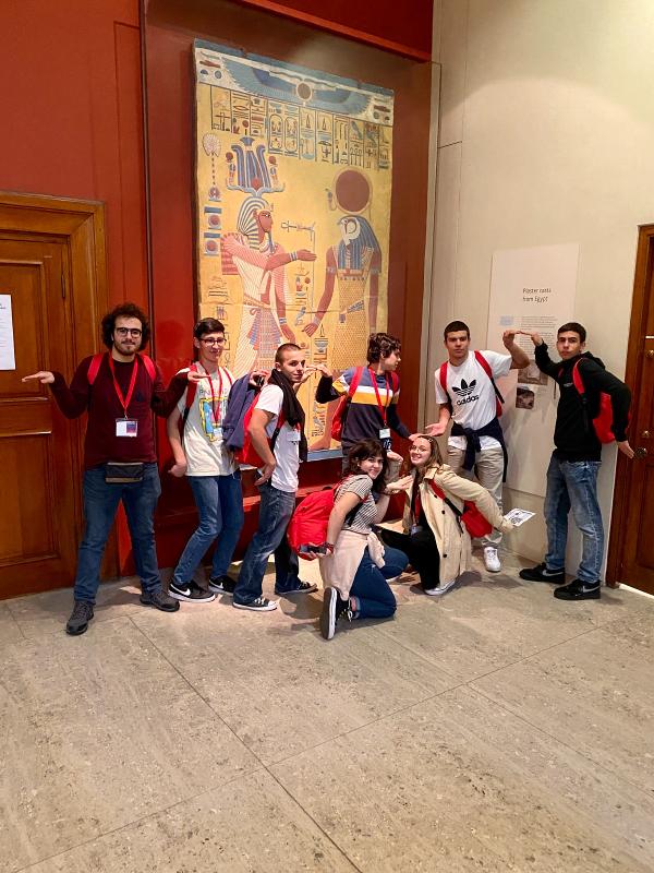 participantes a fazerem macacadas durante visita a museu no curso de linguas no estrangeiro