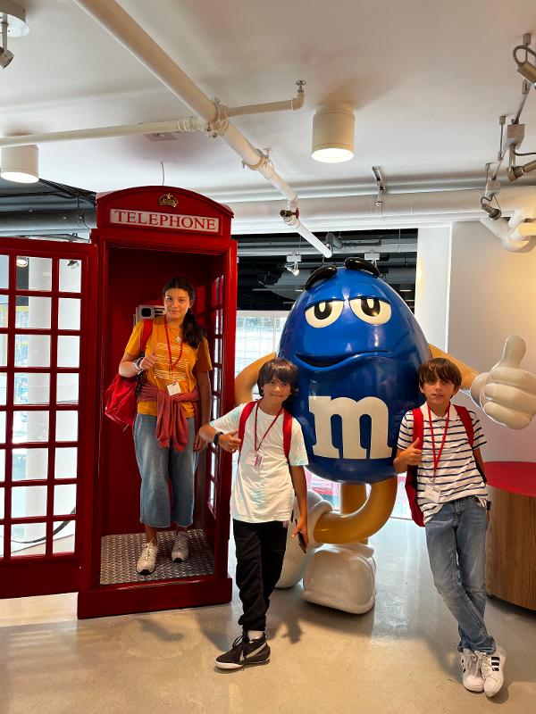 participantes no mundo do m&m no curso de línguas em Inglaterra