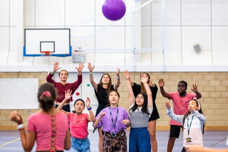 meninas e menino a jogar jogos de equipa no curso de línguas 