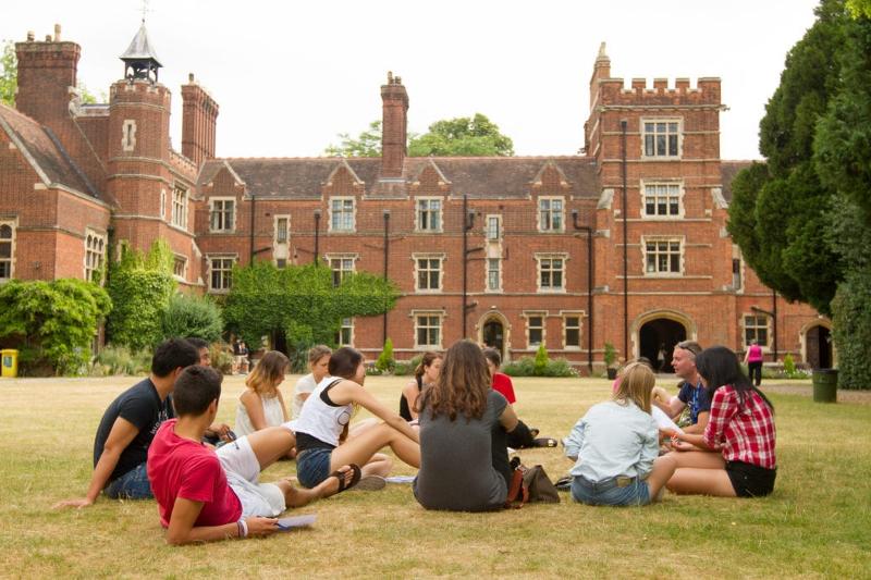 participantes sentados em roda no curso de verão em Cambridge 