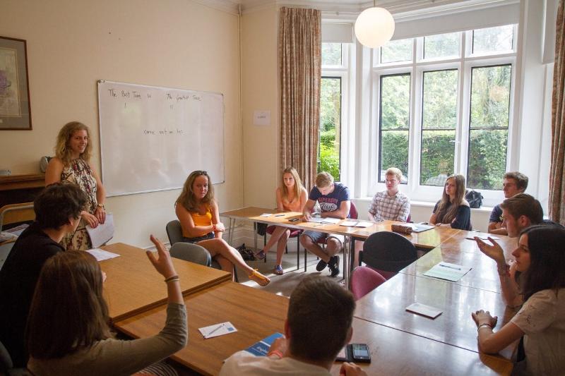 participantes em aula de línguas no curso Verão em Inglaterra