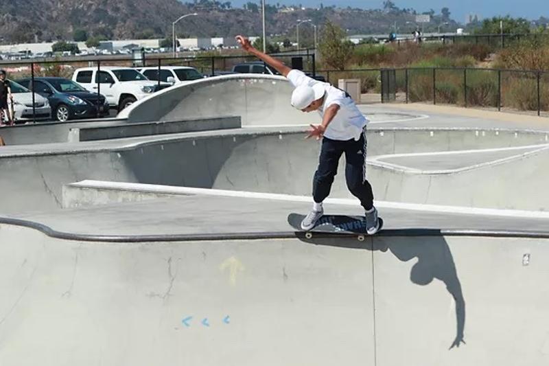 participante rapaz a fazer manobra no summer skate camp