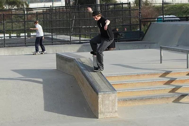 participante a fazer manobras no international skate camp