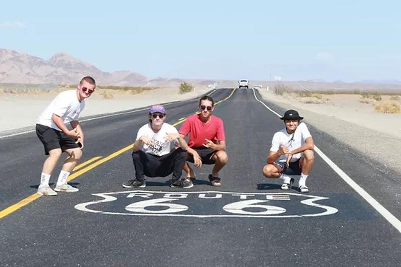 participantes a tirar uma foto na emblemática rua route66 no summer skate camp