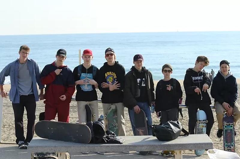 participantes na praia no summer skate camp