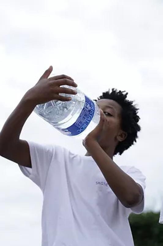participante rapaz a beber água no skate camp