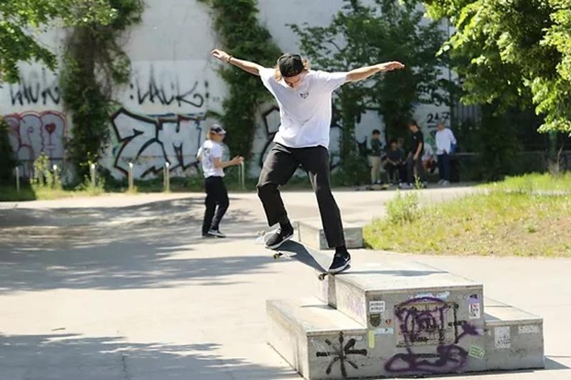 Rapaz a fazer manobras no international skate camp