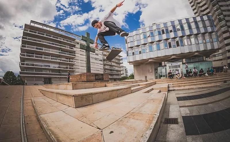 participante a fazer manobra no skate camp Paris