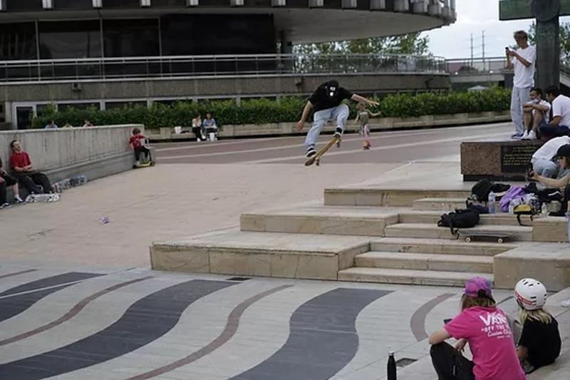 participantes durante atividade num skate parque no skate camp Paris