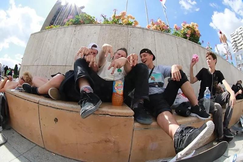 4 rapazes animados no skate camp Paris