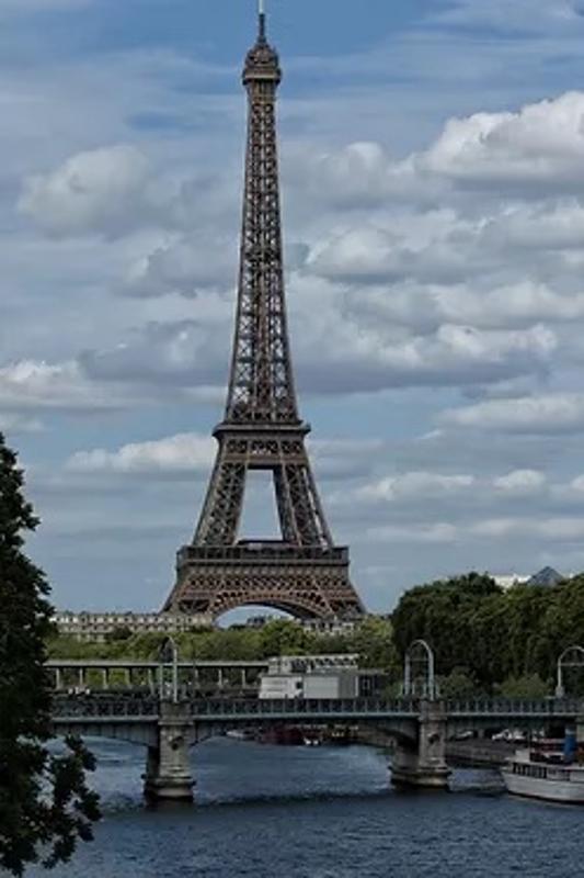 fotografia da Torre Eifel no skate camp Paris