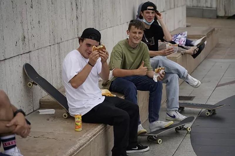 participantes a almoçarem snacks no skate camp Paris