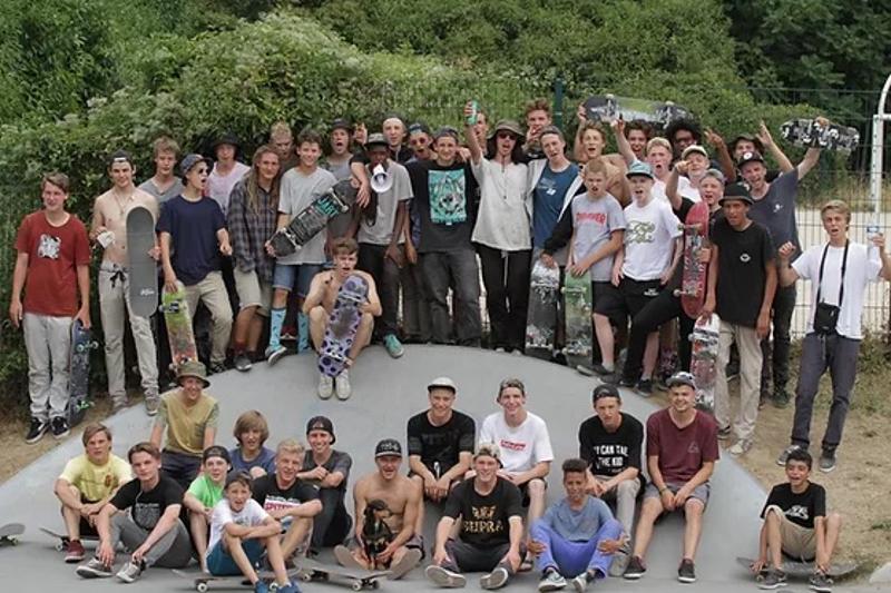 grupo de participante no skate camp Paris