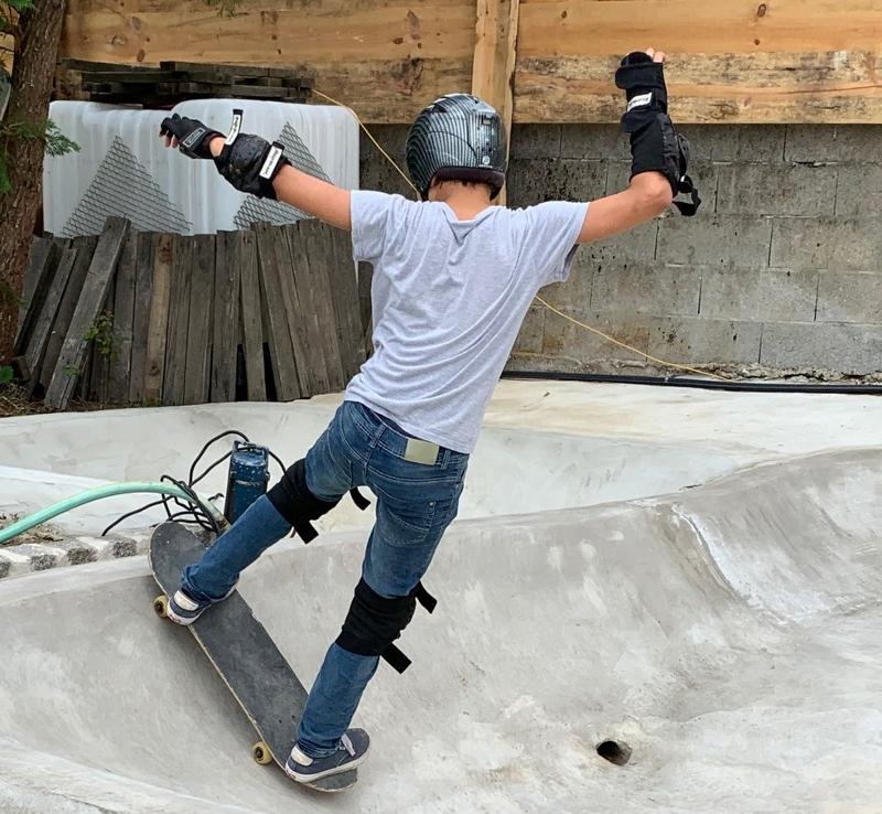 participante a andar de skate no surfcamp Porto