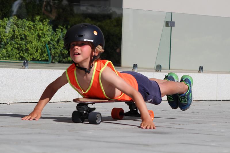 criança deitado em cima do skate no surfcamp Porto