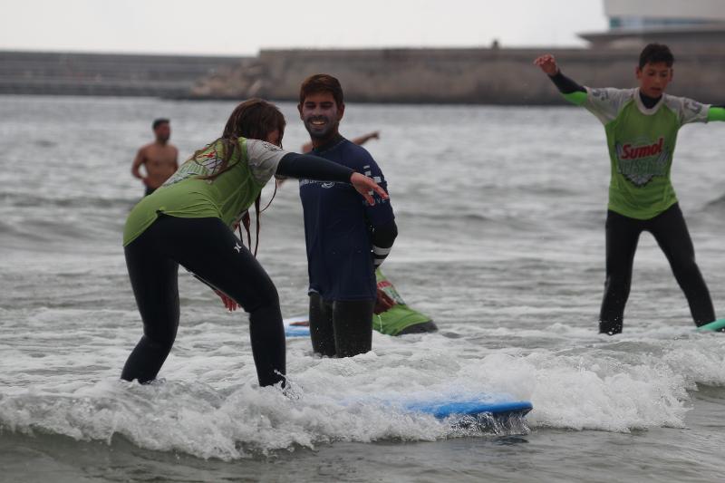 menina a apanhar uma onda no surfcamp Porto