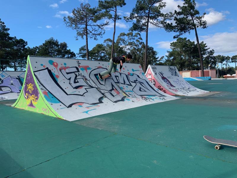 Um curso gratuito de skate para crianças no skatepark de