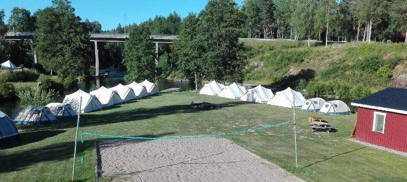 jardim com as tendas onde os participantes dormem no campo de férias aventura