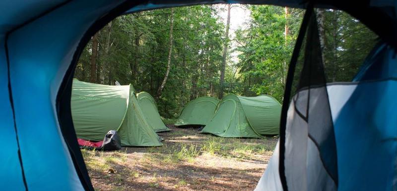 tendas de campismo no campo de ferias