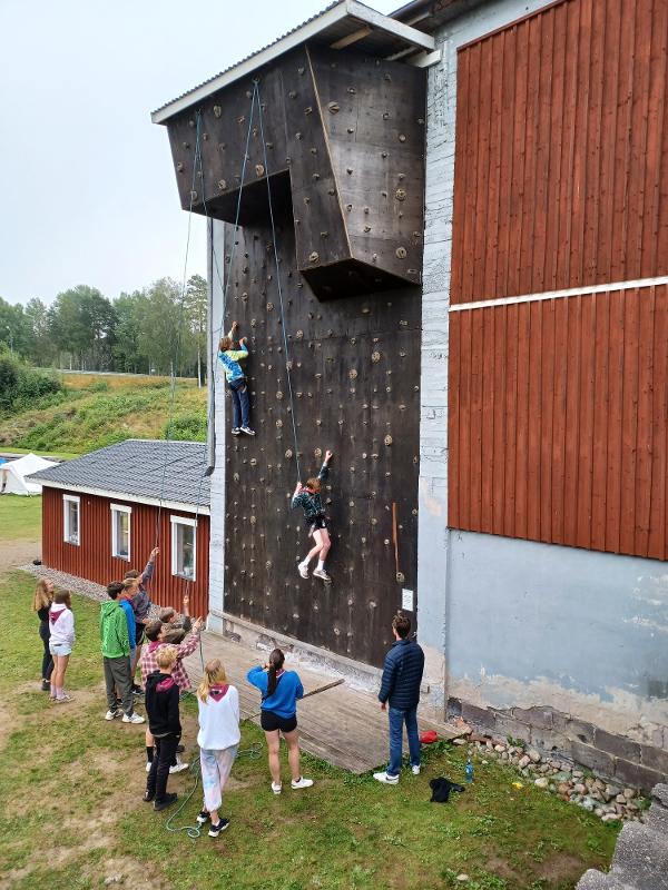 dois participantes a fazer uma corrida de escalada no campo de férias aventura