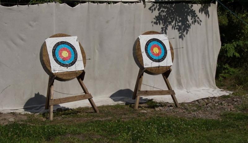 tiro ao arco no campo de ferias