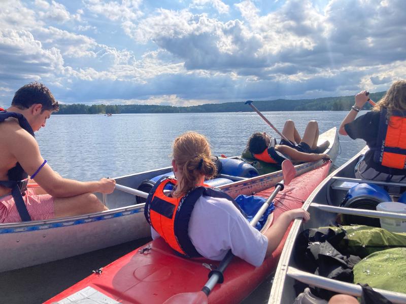 participantes a descansar da atividade de kayake e canoa no campo de férias 