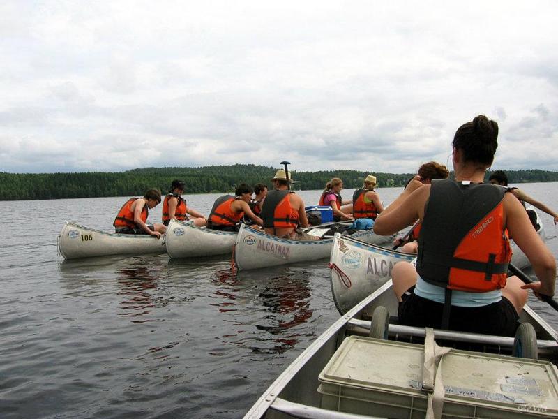 participantes na atividade de canoagem no campo de férias